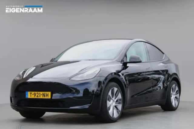 Tesla Model Y (2023) thumbnail 1