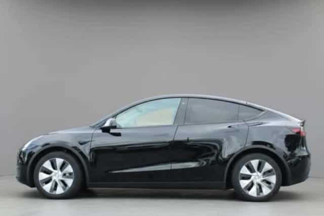 Tesla Model Y (2023) thumbnail 2