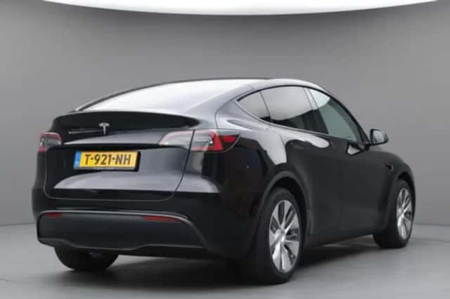 Tesla Model Y (2023) thumbnail 3