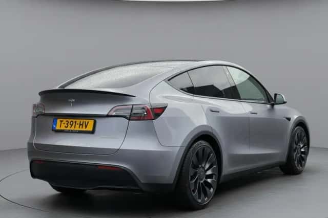 Tesla Model Y (2023) thumbnail 2