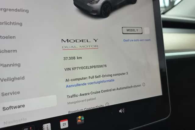 Tesla Model Y (2023) thumbnail 5