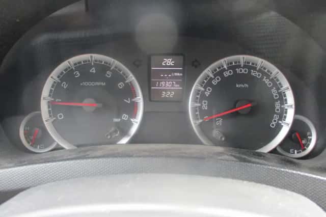 Suzuki Swift (2012) thumbnail 3