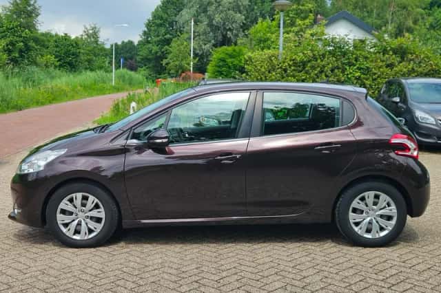 Peugeot 208 (2013) thumbnail 2