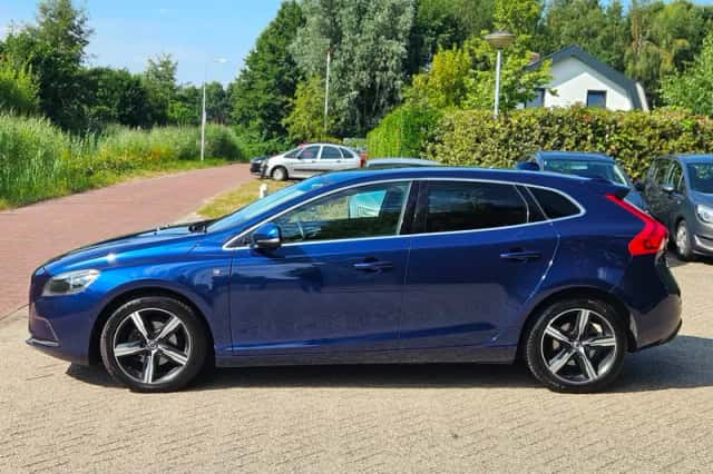 Volvo V40 (2015) thumbnail 2