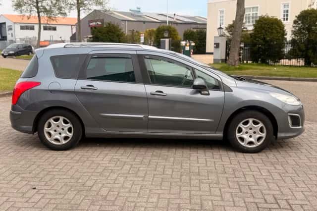 Peugeot 308 (2011) thumbnail 4