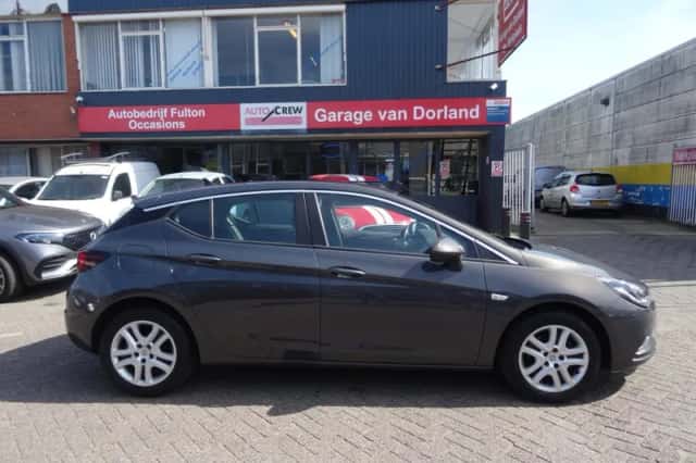 Opel Astra (2016) thumbnail 2