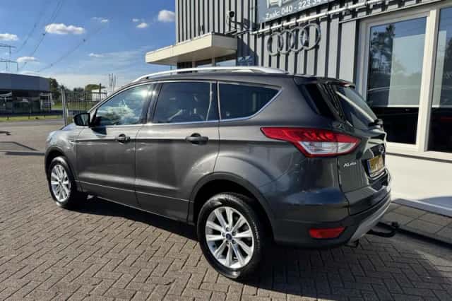 Ford Kuga (2015) thumbnail 2