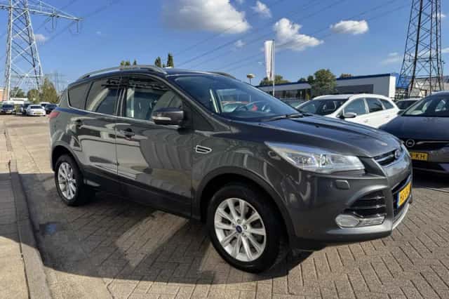 Ford Kuga (2015) thumbnail 4
