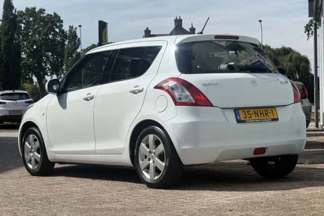 Suzuki Swift (2010) thumbnail 3