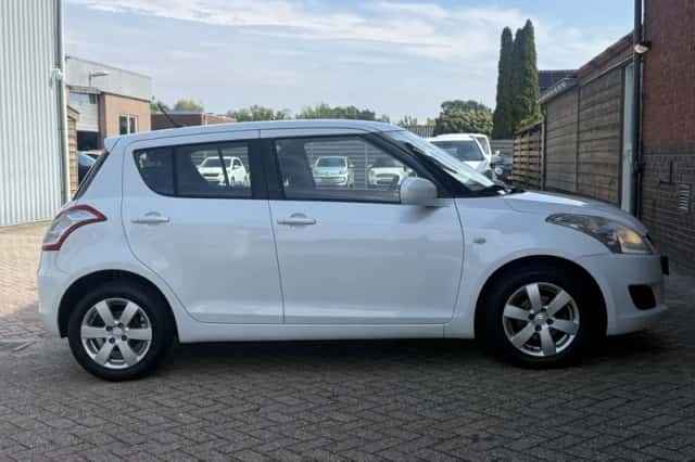 Suzuki Swift (2010) thumbnail 6