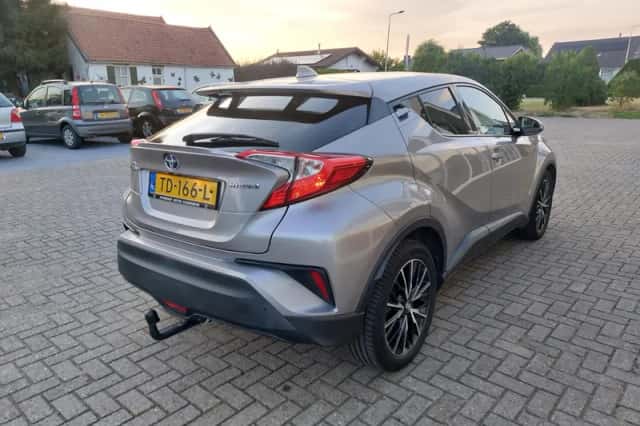 Toyota C-HR (2018) thumbnail 4