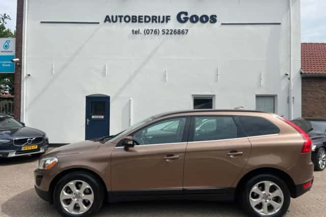 Volvo XC60 (2010) thumbnail 2