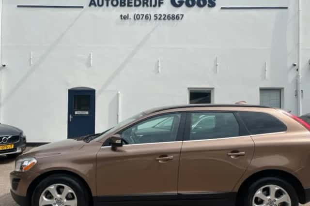 Volvo XC60 (2010) thumbnail 2