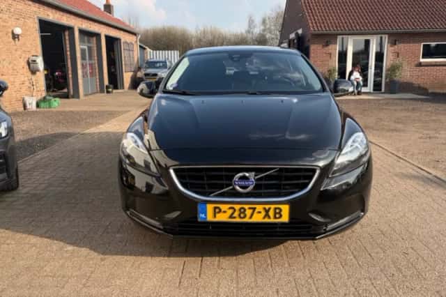 Volvo V40 (2014) thumbnail 2