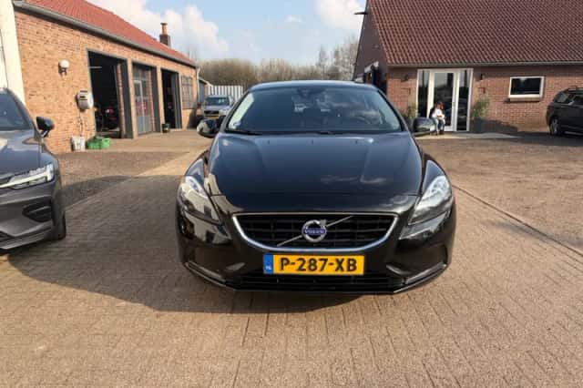 Volvo V40 (2014) thumbnail 2