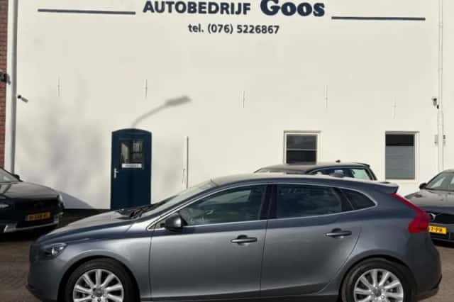Volvo V40 (2015) thumbnail 2