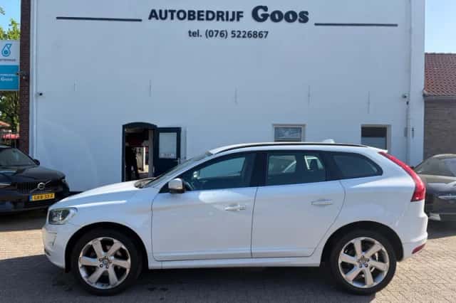 Volvo XC60 (2013) thumbnail 2