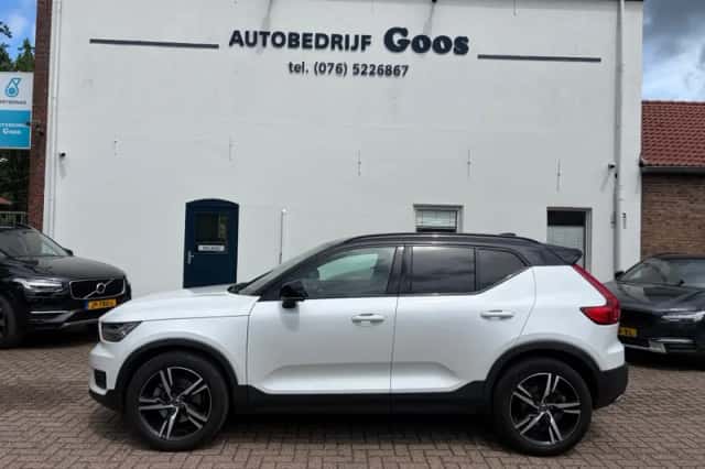 Volvo XC40 (2019) thumbnail 2