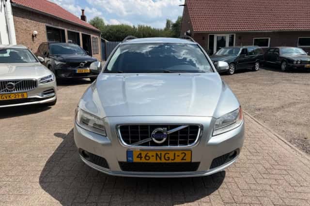 Volvo V70 (2010) thumbnail 3