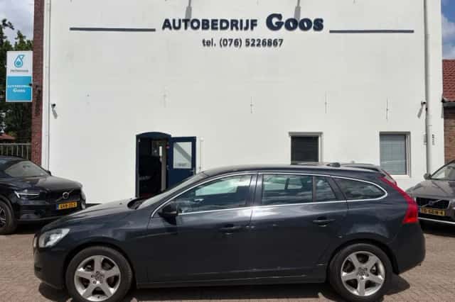 Volvo V60 (2013) thumbnail 2