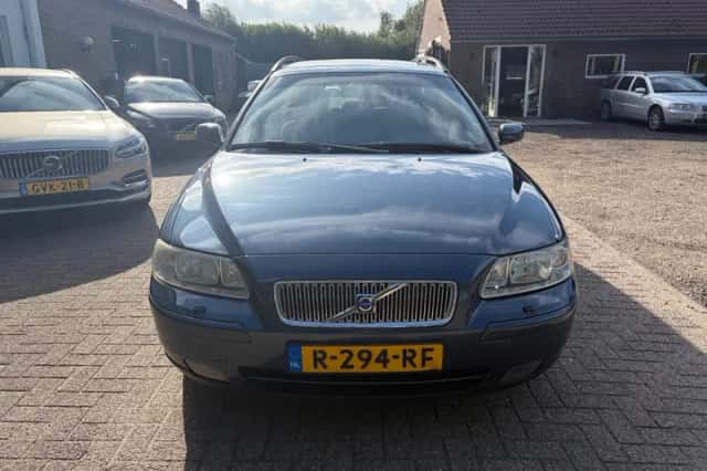 Volvo V70 (2004) thumbnail 3