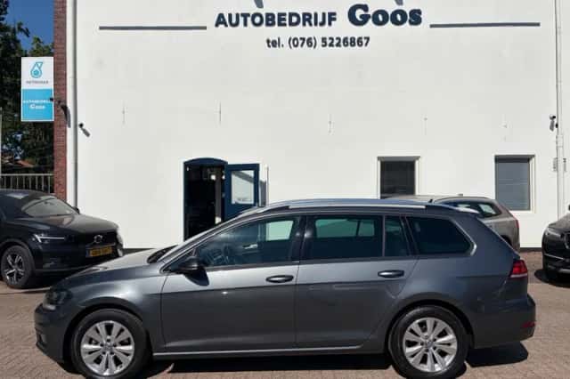 Volkswagen Golf (2020) thumbnail 2