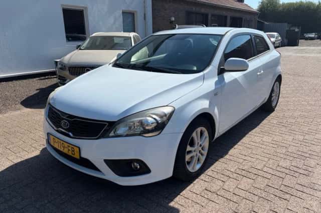 Kia Ceed (2011) thumbnail 1