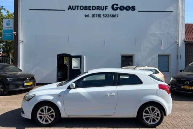 Kia Ceed (2011) thumbnail 2