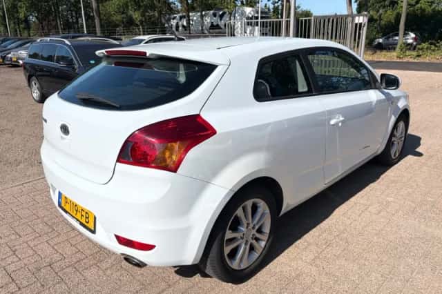 Kia Ceed (2011) thumbnail 4