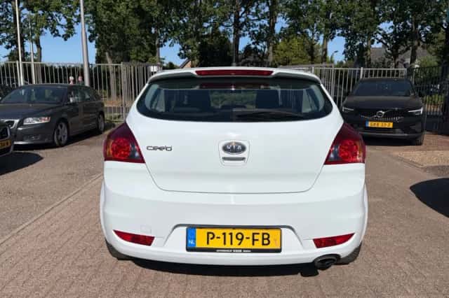 Kia Ceed (2011) thumbnail 5