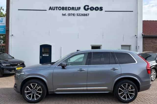Volvo XC90 (2016) thumbnail 2