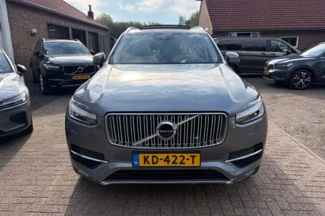 Volvo XC90 (2016) thumbnail 3