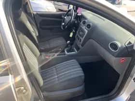 Ford Focus (2010) thumbnail 9