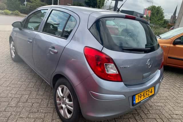 Opel Corsa (2009) thumbnail 3