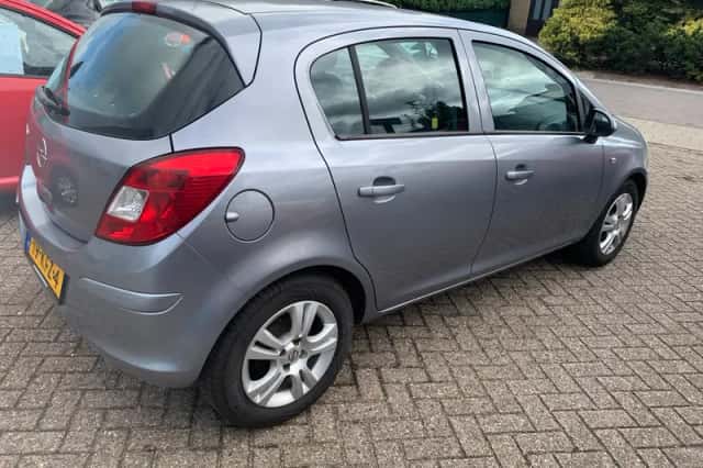 Opel Corsa (2009) thumbnail 4