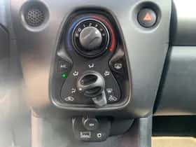 Toyota Aygo (2017) thumbnail 13