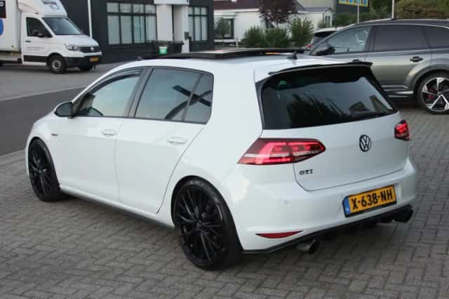 Volkswagen Golf (2024) thumbnail 2