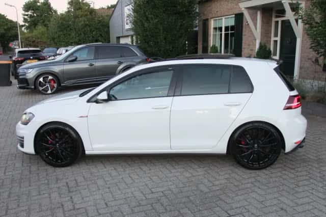 Volkswagen Golf (2024) thumbnail 3