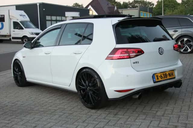 Volkswagen Golf (2024) thumbnail 4