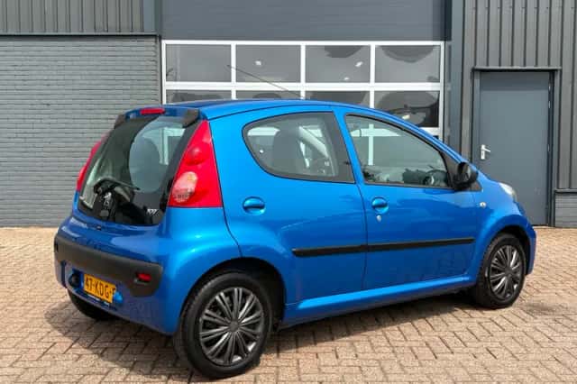 Peugeot 107 (2009) thumbnail 3