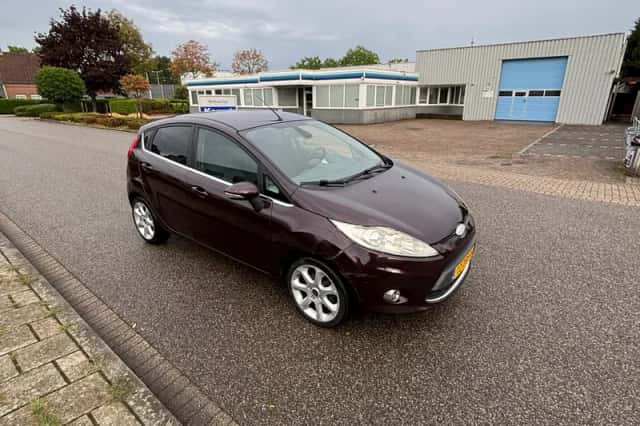 Ford Fiesta (2010) thumbnail 3