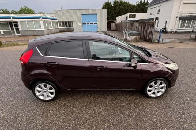 Ford Fiesta (2010) thumbnail 4
