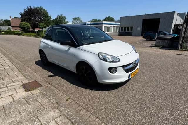 Opel Adam (2015) thumbnail 3