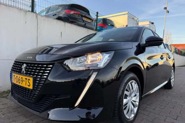 Peugeot 208 (2023) thumbnail 3