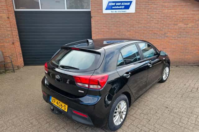 Kia Rio (2019) thumbnail 4