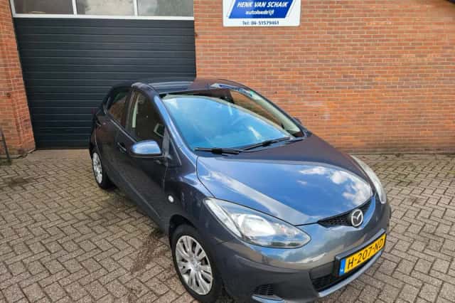 Mazda 2 (2010) thumbnail 2