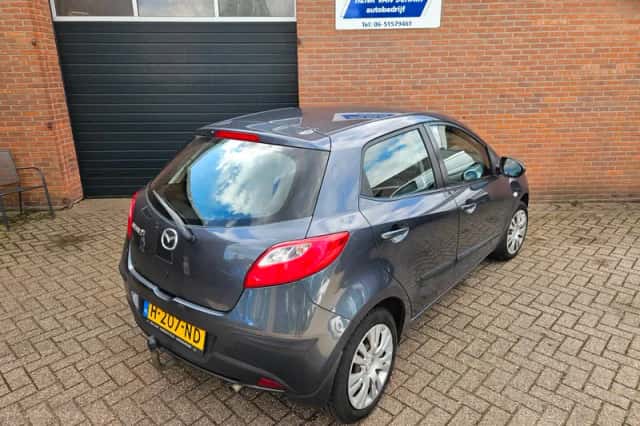 Mazda 2 (2010) thumbnail 4