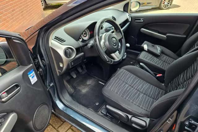 Mazda 2 (2010) thumbnail 5