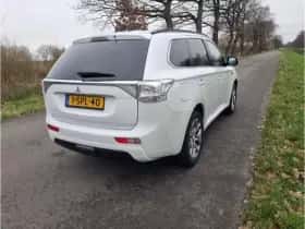 Mitsubishi Outlander (2013) thumbnail 2