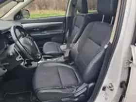 Mitsubishi Outlander (2013) thumbnail 16